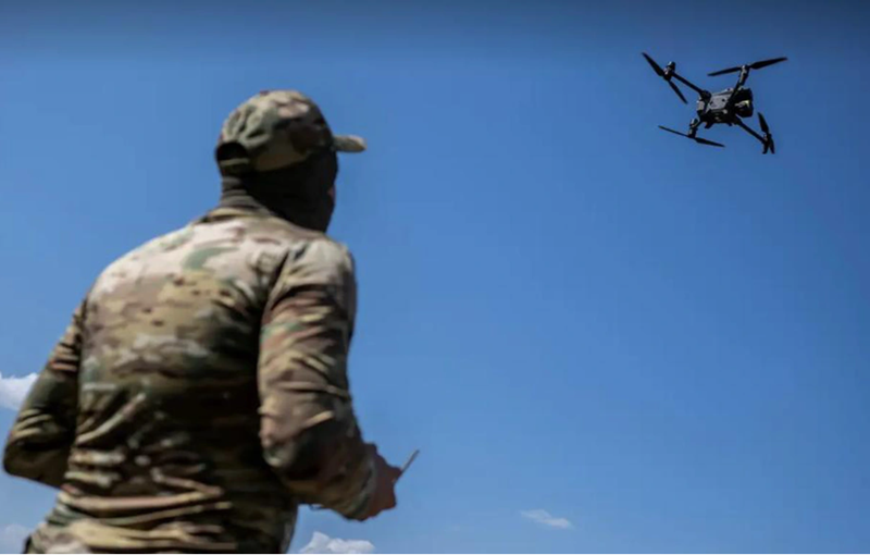 Họ đã cho UAV bay lượn suốt ngày đêm trên sông Oskil chỉ để ngăn chặn quân Nga vượt sông vận chuyển tiếp viện, vậy mà suốt thời gian dài chẳng phát hiện được bất cứ con thuyền nào của Nga. Kỳ lạ là viện binh Nga vẫn liên tục xuất hiện ở bờ tây. Ảnh: Reuters