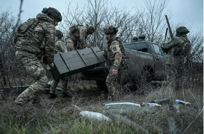 Thế nhưng, các nhóm này hoặc là mất liên lạc sau khi xuất phát hoặc là không tìm ra được tuyến vận chuyển hậu cần của quân Nga. Về sau Ukraine mới phát hiện, quân Nga không di chuyển tiếp tế bằng đường lớn mà binh sĩ phải vác 30-40kg đạn dược, xuất phát từ Dvorichna men theo đường mòn trong rừng đi vòng hơn 20km để tránh ổ phục kích, đưa hàng tiếp tế tới Kovalivka an toàn. Ảnh: Top War
