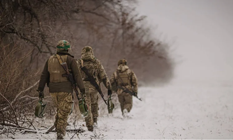 Đợt tấn công này đã buộc quân Ukraine ở trung tâm thành phố phải vội vã rút lui trước khi bị cắt đứt đường hậu cần. Tận dụng thời cơ, quân Nga đã tái chiếm trung tâm thành phố vào ngày 19/3. Tất nhiên, vẫn còn một số binh sĩ Ukraine rút lui không kịp và đang ẩn náu trong các tầng hầm của một số tòa nhà. Hiện quân Nga đang tiến hành truy quét những lực lượng còn sót lại này. Ảnh: Bộ Quốc phòng Ukraine