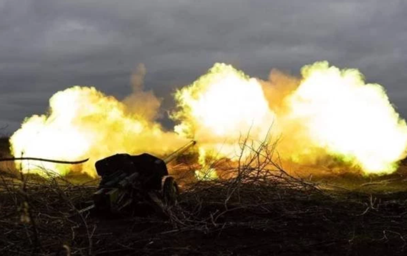 Ở khu vực Zabalka phía nam, giao tranh tại đây có thể là ác liệt nhất. Theo phóng viên Lev Krymsky, quân đội Ukraine gần như mỗi ngày đều phát động phản kích, giao chiến dữ dội với quân Nga. Lực lượng Ukraine thường xuyên sử dụng chiến thuật tấn công theo từng nhóm nhỏ, cho phép nhiều bộ binh phân tán và thâm nhập vào các tòa nhà cũng như tầng hầm, sau đó thiết lập các vị trí tạm thời để khai hỏa. Ảnh: Bộ Quốc phòng Nga