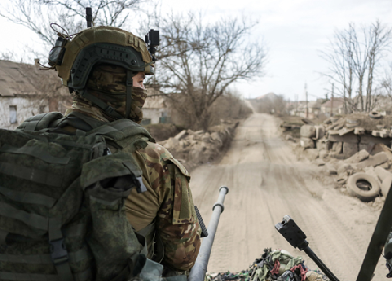 Ở Ukraine, tình hình cũng tương tự. Không ít người hy vọng các cuộc đàm phán hòa bình sẽ thành công, và việc tham gia quân đội lúc này sẽ giúp họ có được thân phận cựu binh – điều có thể mang lại lợi thế lớn trong việc tìm kiếm việc làm hay tiếp cận các chế độ phúc lợi xã hội sau này. Ảnh: Global Look Press