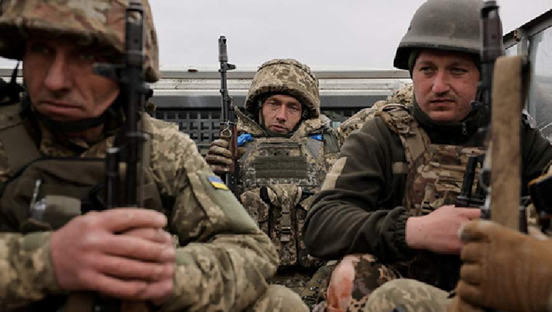 Tuy chiến sự trên chiến trường đang diễn ra vô cùng ác liệt, nhưng điều bất ngờ là số lượng người đăng ký nhập ngũ ở cả Nga và Ukraine lại tăng mạnh. Tại Nga, nhiều người cho rằng hòa bình sắp tới gần, nên tranh thủ thời điểm hiện tại nhập ngũ để được hưởng các chính sách ưu đãi. Họ nghĩ rằng khi chiến tranh kết thúc, những cơ hội như vậy sẽ không còn nữa. Ảnh: Reuters