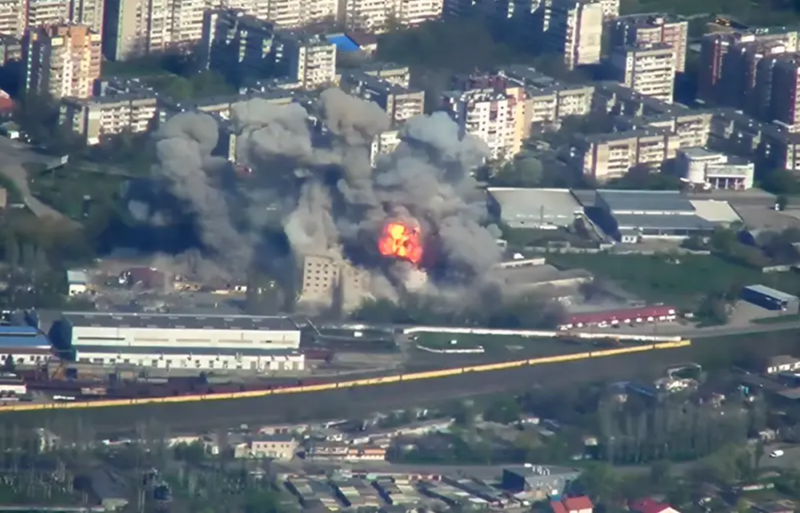 Phía Nga cũng không nhượng bộ, tiến hành tập kích dữ dội vào các vị trí tiền tiêu và mục tiêu hậu phương của Ukraine ở tỉnh Sumy. Các khu vực như Kharkov và Dnipro (tỉnh Dnipropetrovsk) cũng không thoát khỏi làn sóng tấn công. Đặc biệt là tại Dnipropetrovsk, phía Ukraine cho biết hàng chục tòa nhà chung cư và nhà dân đã bị phá hủy. Ảnh: Topcor