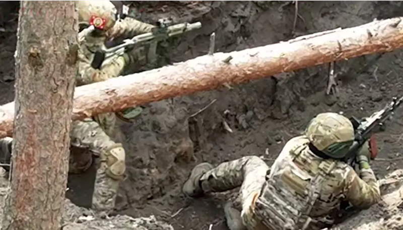 Hiện tại, khoảng 90% các trận đánh trên toàn chiến trường đều đang tập trung tại mặt trận Donetsk, đặc biệt ác liệt là khu vực kéo dài từ Pokrovsk đến Toretsk. Xung quanh Pokrovsk, chiến sự đã bước vào giai đoạn tiêu hao. Hai bên giống như những võ sĩ quyền anh, liên tục ra đòn đáp trả, giằng co không dứt – bên nào không chịu nổi tổn thất trước, tuyến phòng thủ của bên đó sẽ bị đẩy lùi. Ảnh: Top War