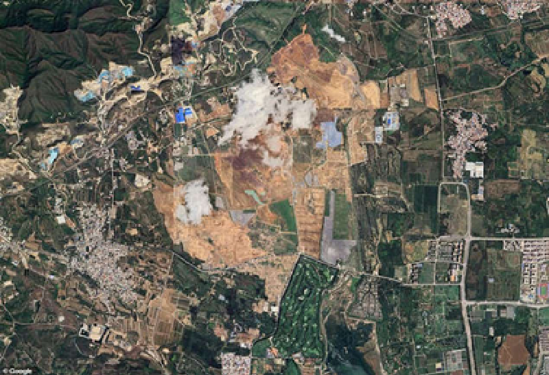 Báo cáo của FT cho biết, những hình ảnh vệ tinh mới được phân tích cho thấy dự án đang được xây dựng nằm trên khu đất rộng 1.500 mẫu Anh, cách Bắc Kinh khoảng 30 km về phía tây nam. Hình ảnh cho thấy ít nhất 100 cần cẩu đang hoạt động trên khu vực rộng 5 km2. Ảnh: Daily Mail