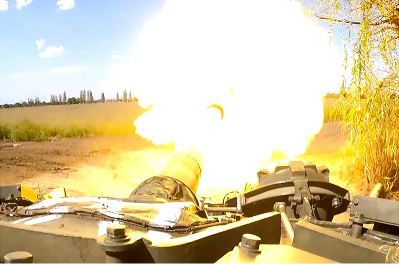 Để vận chuyển quân nhanh hơn, Nga dựng nhiều cầu phao qua sông – nhưng điều này lại lọt vào tầm mắt trinh sát Ukraine. Phát hiện đối phương tăng viện, Ukraine liền khai hỏa – trận vượt sông dữ dội nổ ra ngay lập tức. Ảnh: Kp.ru