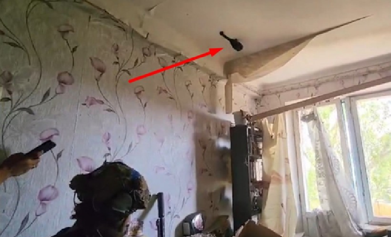 Nhưng Ukraine không dễ bị qua mặt — họ đã phát triển loại UAV siêu nhỏ chuyên tiêu diệt mục tiêu đơn lẻ. Loại UAV này chỉ dài chừng hơn chục centimet, bay nhanh như tia chớp, cực kỳ linh hoạt, bám sát binh sĩ Nga chẳng khác gì tên lửa truy đuổi mục tiêu. Ảnh minh họa: LTN