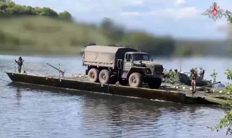 Nếu Nga chiếm được cây cầu bắc qua hồ chứa Oskil, thì toàn bộ lực lượng Ukraine ở phía nam và đông nam Borova cũng sẽ bị vây hãm. Chưa hết, phía đông nam thị trấn, quân Nga còn có một đầu cầu lớn hơn, đang đồng thời tiến về hướng Lyman và Borova. Tất cả những điều này cho thấy Nga đang từng bước siết chặt vòng vây nhằm bao vây toàn bộ khu vực Borova. Ảnh: Bộ Quốc phòng Nga