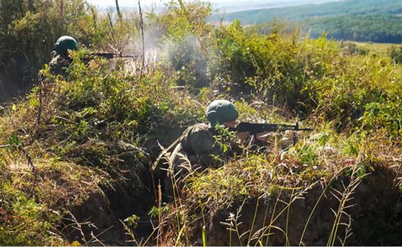 Khi bộ binh Nga xung phong, để giảm thương vong, họ giãn đội hình ra rất rộng, hy vọng rằng máy bay không người lái của Ukraine dù có tấn công cũng chỉ trúng một người mỗi lần. Ảnh: TASS