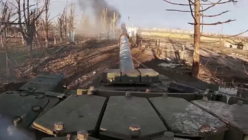 Trước hết là trận đánh ở tuyến phòng thủ sông Zherebets, giữa Lyman và Borova. Trước đó, quân Nga đã vượt sông, chiếm được một loạt đầu cầu kiên cố ở bờ tây và có ý định nối liền các vị trí này lại, chuẩn bị cho một cuộc tổng tấn công mùa xuân cực mạnh vào Lyman và Borova. Ukraine dĩ nhiên không thể ngồi yên. Ngày 12, họ quyết định phản công, nhằm xóa sổ các đầu cầu của Nga ở bờ tây sông Zherebets. Ảnh: Top War