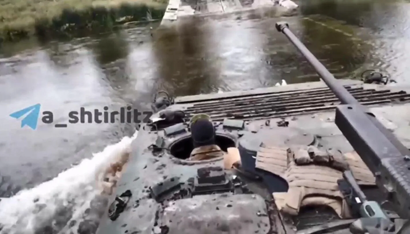 Mặc dù phía Nga cuối cùng không thể xuyên thủng phòng tuyến của Ukraine, nhưng kế hoạch phản công của Ukraine cũng bị buộc phải tạm dừng. Các cầu phao của Nga bị phá hủy, tuy nhiên những cây cầu lớn khác vẫn còn có thể sử dụng. Ảnh minh họa: Telegram