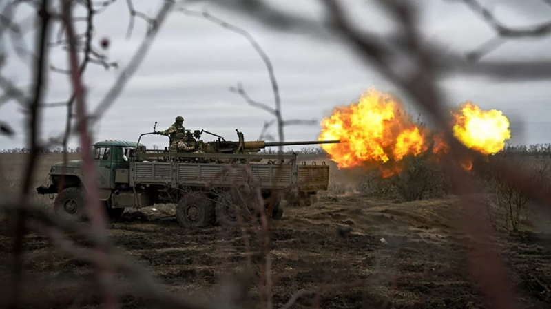 “Quân Nga đông gấp ba lần chúng tôi. Quân đội Ukraine đang chuẩn bị nhiều lớp phòng thủ trong trường hợp người Nga xuyên thủng chiến tuyến,” — Trung tá Volodymyr Porvatov thuộc Lữ đoàn 114 nói với ê-kíp quay phim. “Đó sẽ là một cuộc rút lui mang tính chiến lược về các vị trí đã chuẩn bị sẵn, ít nhất là để làm chậm bước tiến của đối phương hoặc thậm chí phản công.” Ảnh: RIA Novosti