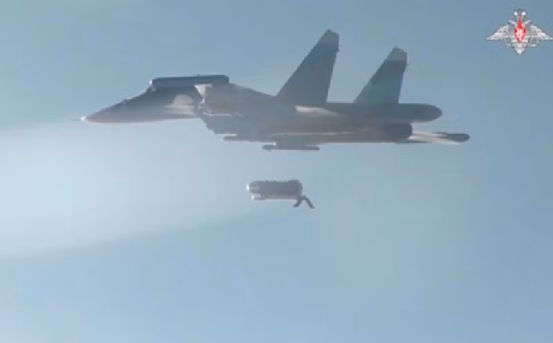 Kênh truyền hình Pháp dẫn lời chỉ huy một đơn vị UAV Ukraine, ông Pavlo Velyhorsky: gần như mỗi ngày, vị trí của Ukraine ở gần Kupyansk phải hứng chịu tới 30 quả bom FAB. Ngoài ra còn có các đòn tấn công liên tục bằng đạn tuần kích, pháo binh và súng cối. Lực lượng vũ trang Nga đang có chủ đích đánh phá tuyến hậu cần của Ukraine để làm tê liệt khả năng phòng thủ. Ảnh: Bộ Quốc phòng Nga