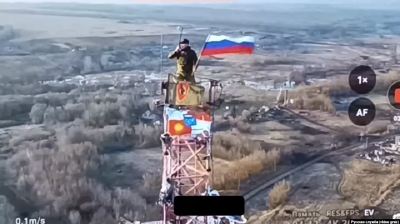 Đến tối ngày 9/3, Malaya Loknya – vị trí cực bắc của chiến trường – đã bị Lữ đoàn cơ giới số 34 của Nga chiếm giữ. Quân đội Nga đã cắm cờ tại ngôi làng này, đồng nghĩa với việc toàn bộ mặt trận phía bắc đã hoàn toàn nằm trong tay Nga. Ảnh: Bộ Quốc phòng Nga