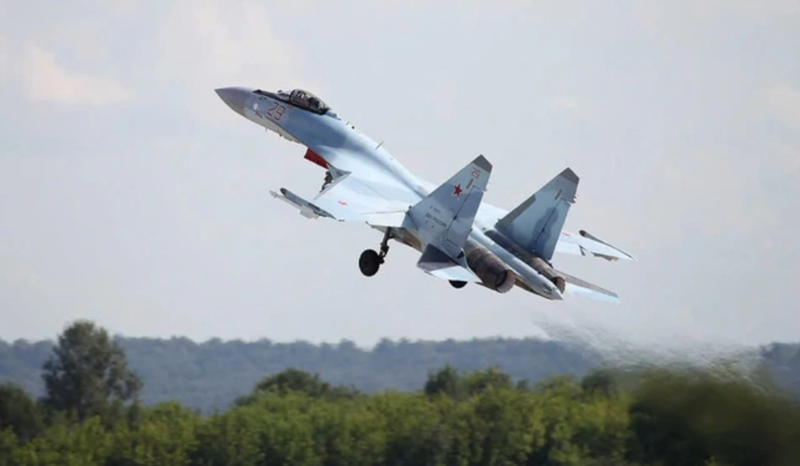 Theo bài đăng của kênh Defender IRAN trên Telegram: “Có vẻ không quân Iran sẽ có một bất ngờ lớn vào ngày 19 tháng 3!” kèm theo một hình ảnh mờ của thứ được cho là tiêm kích Su-35—một nhận diện rõ ràng đối với các chuyên gia hàng không dù bị làm mờ. Tuy nhiên, độ tin cậy của những nguồn tin vẫn còn mơ hồ và chưa có xác nhận chính thức nào từ Tehran. Ảnh: Vitaly Kuzmin