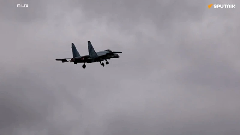 Nowruz, bắt nguồn từ truyền thống Zoroastrian, là ngày lễ được yêu thích nhất của Iran, thời điểm các gia đình tụ họp để ăn mừng sự tái sinh và lời hứa về những ngày tươi sáng hơn. Đối với Cộng hòa Hồi giáo, việc tổ chức một buổi trình diễn quân sự ngay trước lễ hội này có thể đóng khung Su-35 như một điềm báo về "tương lai đầy nắng" cho lực lượng không quân của nước này, khuếch đại tác động trong nước của sự kiện. Ảnh: Sputnik