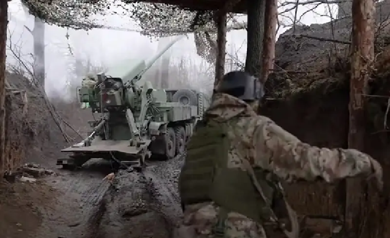 Với đà tiến công của quân đội Nga, họ đã có thể kiểm soát bằng hỏa lực toàn bộ tuyến hậu cần của quân đội Ukraine tại Kursk. Vào sáng ngày 12/2, quan sát viên Yuri Podolyaka đã đăng một video kèm theo chú thích rằng, vào đêm qua, lực lượng máy bay không người lái của Nga đã tổ chức một “buổi tiệc disco thực sự” trên tuyến hậu cần lớn nhất của quân Ukraine – đường cao tốc H-7. Ảnh: Top War