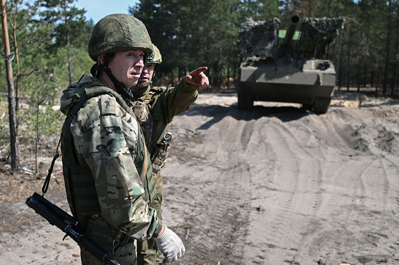 Trước đó, trong một cuộc phỏng vấn với The Guardian, Tổng thống Ukraine Volodymyr Zelensky tuyên bố rằng sẽ công khai đề xuất trao đổi lãnh thổ với Nga, tức là dùng đất kiểm soát được ở vùng Kursk để đổi lấy một phần lãnh thổ ở miền Đông Ukraine. Vào ngày 12/2, phía chính phủ Nga đã bác bỏ đề xuất này, khẳng định rằng họ sẽ không bao giờ trao đổi lãnh thổ. Nga tuyên bố nếu quân Ukraine không rút khỏi Kursk, thì họ sẽ bị tiêu diệt tại đó. Ảnh: RIA Novosti