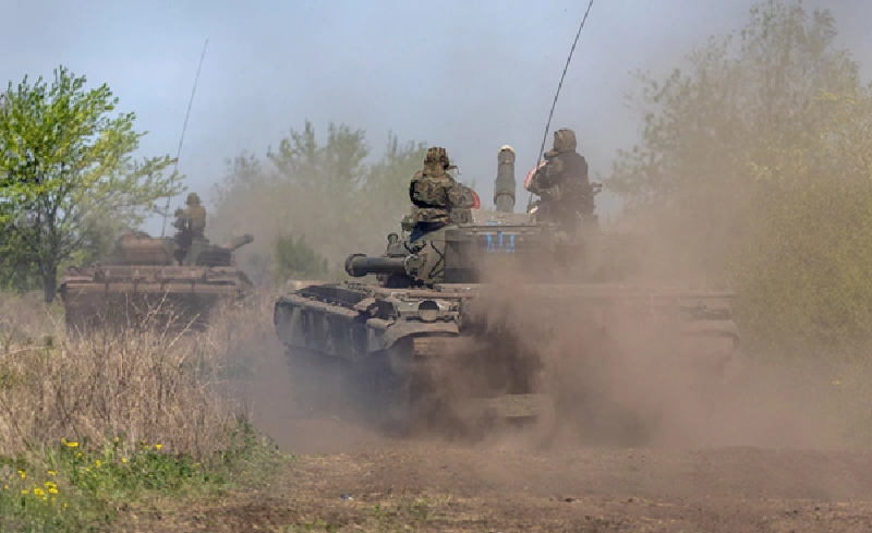 Tại Svyerdlikovo, quân đội Nga đã hoàn toàn vượt qua sông Loknya ở trung tâm làng và tiến sâu vào bờ đông, kiểm soát khoảng 80% khu vực của ngôi làng. Tuy nhiên, do ngôi làng nằm gần biên giới, quân Ukraine vẫn có cơ hội phản công. Hiện tại, có hơn 500 binh sĩ Ukraine đang chiến đấu gần khu vực này. Trước đó, họ đã cố gắng vượt sông Loknya để phản kích, nhưng rơi vào thế trận hỏa lực dày đặc của quân Nga. Ảnh: Getty 