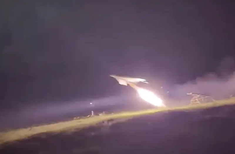 Chiến thuật này lần đầu tiên được triển khai trong trận Kursk, khi quân đội Nga huy động một số lượng lớn máy bay không người lái trong thời gian ngắn, cắt đứt tuyến tiếp tế của quân đội Ukraine. Trong tình trạng không có lương thực và đạn dược, quân đội Ukraine buộc phải rút lui, giúp Nga nhanh chóng giành lại Kursk. Ảnh: Top War