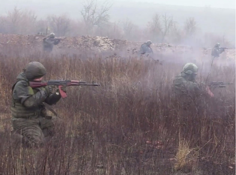 Hiện nay, chiến thuật này đã được quân đội Nga áp dụng trên các chiến trường khác. Theo quan sát viên Yuri Podolyaka vào ngày 28/3, quân đội Nga đã đạt được bước đột phá trên hướng Lyman, một vị trí quan trọng ở Donbas. Họ đã liên tiếp chọc thủng hai tuyến phòng thủ của Ukraine ở phía bắc Lyman và củng cố vị trí tại khu vực ngoại ô Katerinivka, một điểm chiến lược quan trọng. Ảnh: Bộ Quốc phòng Nga