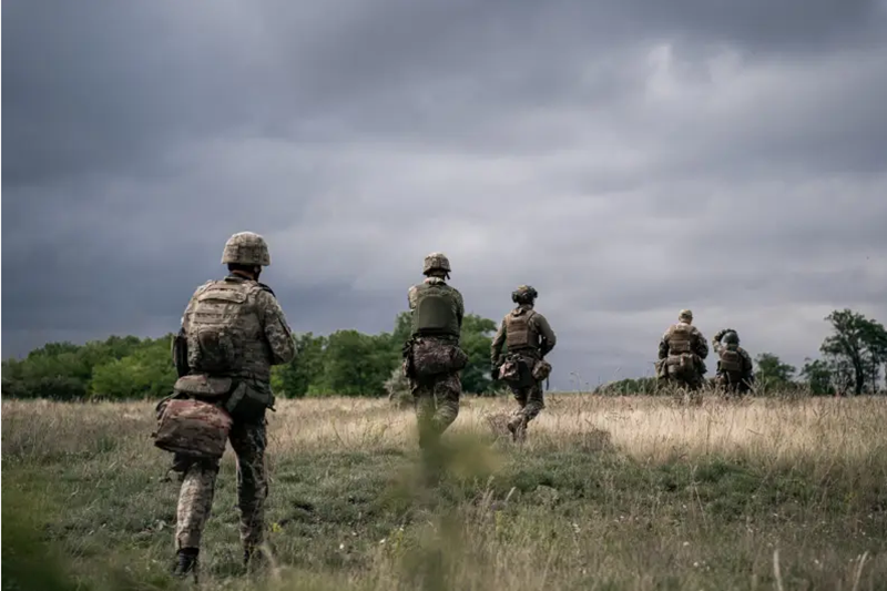 Tuy nhiên, những lời kêu cứu này đã bị bỏ qua, vì quân đội Ukraine lúc đó đang tập trung ưu tiên củng cố phòng tuyến tại Pokrovsk và mặt trận Kursk. Đặc biệt, Pokrovsk khi đó đang ở thời điểm quan trọng, nơi quân đội Ukraine tiến hành một cuộc phản công quy mô lớn. Do đó, họ không thể điều thêm lực lượng để tăng viện cho tuyến phòng thủ phía bắc Lyman. Ảnh: Top War