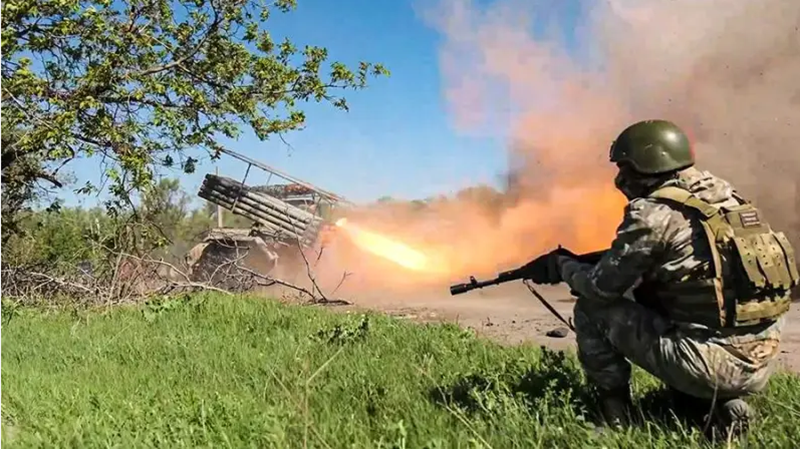 Hiện tại, mục tiêu hàng đầu của quân đội Nga là chiếm được làng Katerynivka trước khi bộ chỉ huy cấp cao của Ukraine kịp điều quân tiếp viện đến khu vực này. Việc kiểm soát Katerynivka là điều kiện tiên quyết để củng cố và mở rộng đầu cầu ở bờ tây sông Zherebets. Ảnh: Top War