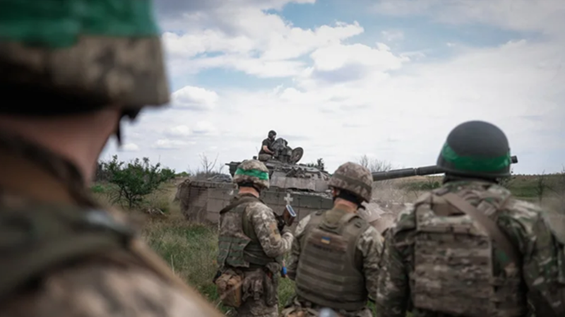 Thực tế có thể hình dung rằng quân Nga đã giành được 28 khu định cư chỉ trong một tuần, tiến sâu từ 30-40 km. Nhiều binh sĩ Ukraine không kịp rút lui và bị bỏ lại phía sau. Trong tình huống này, những binh sĩ Ukraine rơi lại phía sau hoặc phải đầu hàng, ẩn náu và điều đó đồng nghĩa với việc họ đã bị quân Nga bao vây. Ảnh: Bộ Quốc phòng Ukraine