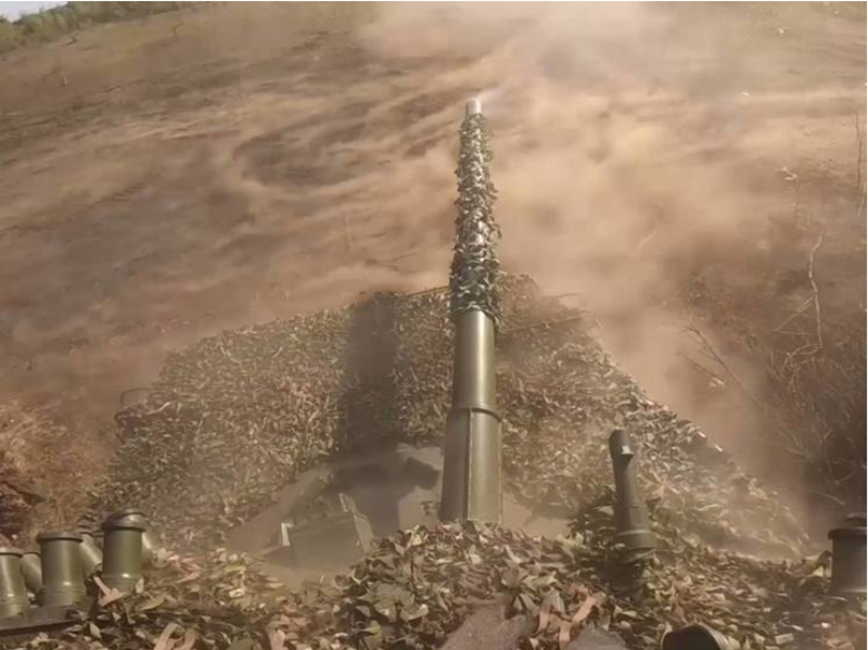 Cuộc tấn công đã kích nổ số thuốc nổ mà quân Ukraine đặt sẵn nhằm phá hủy cây cầu khi không thể giữ được thị trấn. Tuy nhiên, do bị kích nổ sớm, kế hoạch này phản tác dụng, gây ảnh hưởng đến tuyến hậu cần của chính Ukraine. Con đường chính còn lại kết nối thị trấn với bên ngoài cũng đã bị hỏa lực Nga tập kích. Ảnh: Bộ Quốc phòng Nga