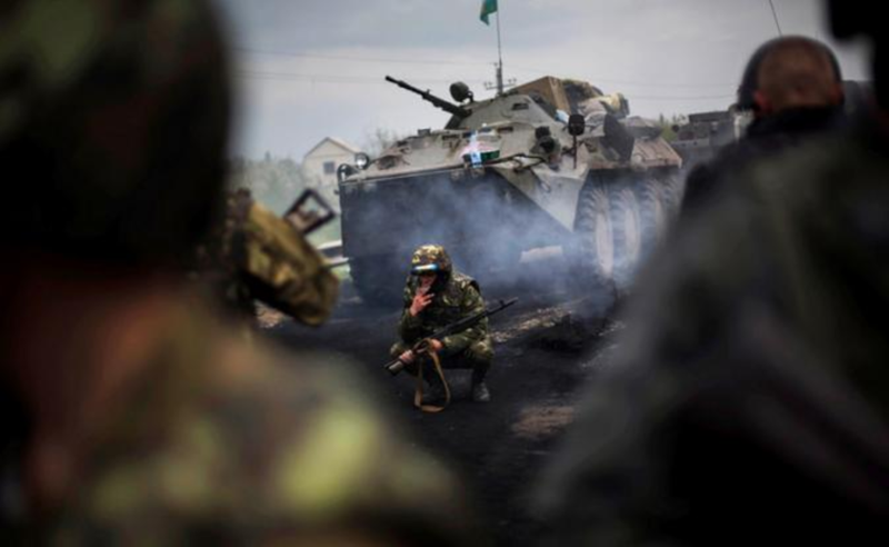 Điều thú vị là, cùng ngày hôm đó, Tổng thống Mỹ Donald Trump tuyên bố rằng vẫn còn hàng nghìn binh sĩ Ukraine bị bao vây hoàn toàn ở Kursk và đang trong tình thế khó khăn. Mặc dù Bộ Tổng tham mưu Ukraine phủ nhận điều này, nhưng chắc chắn có nhiều binh sĩ Ukraine bị bao vây. Ảnh: TASS