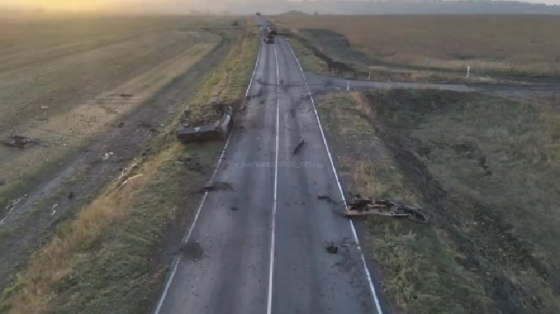 Đây là tuyến hậu cần chính của quân Nga và phía Ukraine có kế hoạch biến nó thành “con đường tử thần” theo cách mà Nga từng áp dụng. Tuy nhiên, thực tế là sau khi giải phóng được Sudzha, quân Nga đã có nhiều tuyến hậu cần thay thế khác. Ảnh minh họa: Telegram