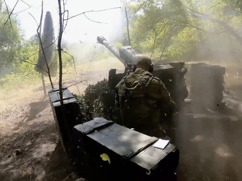 Vào đêm ngày 14/3, tại đây đã nổ ra các trận chiến ác liệt, quân đội Ukraine ngày càng chống cự quyết liệt hơn. Tuy nhiên, dưới sự yểm trợ hỏa lực mạnh mẽ, quân Nga vẫn tiến vào Gogolevka, hiện tại một nửa ngôi làng này đang trong tình trạng giao tranh hỗn loạn. Ảnh: Bộ Quốc phòng Nga