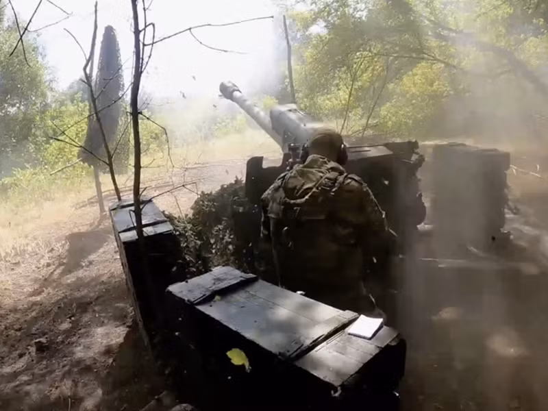 Vào đêm ngày 14/3, tại đây đã nổ ra các trận chiến ác liệt, quân đội Ukraine ngày càng chống cự quyết liệt hơn. Tuy nhiên, dưới sự yểm trợ hỏa lực mạnh mẽ, quân Nga vẫn tiến vào Gogolevka, hiện tại một nửa ngôi làng này đang trong tình trạng giao tranh hỗn loạn. Ảnh: Bộ Quốc phòng Nga