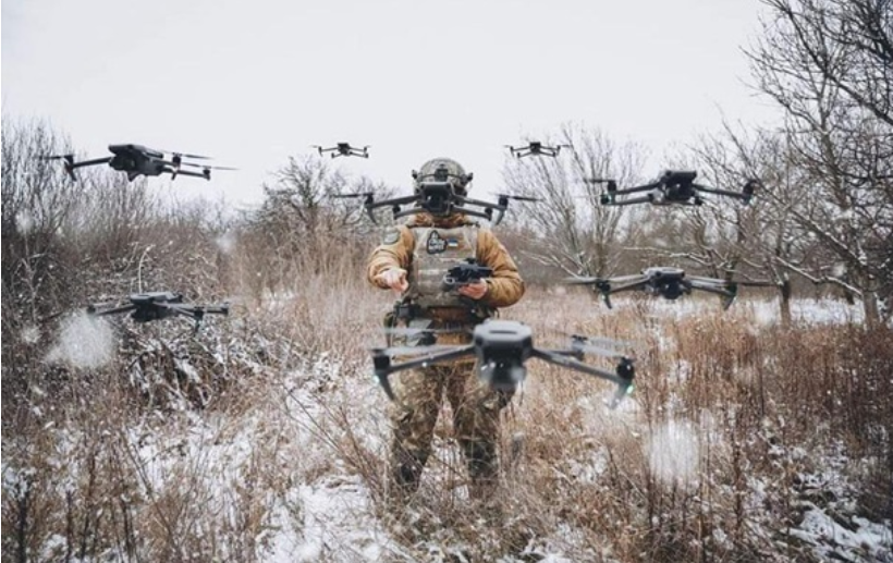 Theo quan sát viên Yuri Podolyaka ngày 15/3, Ukraine đã rút nhiều đơn vị tinh nhuệ khỏi Pokrovsk, đặc biệt là các đơn vị UAV hàng đầu. Những đơn vị này đã đến Sumy vào tối ngày 14/3 và lập tức tham chiến, tiến hành các hoạt động bằng máy bay không người lái trên tuyến đường từ Bolshoye Soldatskoye đến Sudzha. Ảnh: Bộ Quốc phòng Ukraine