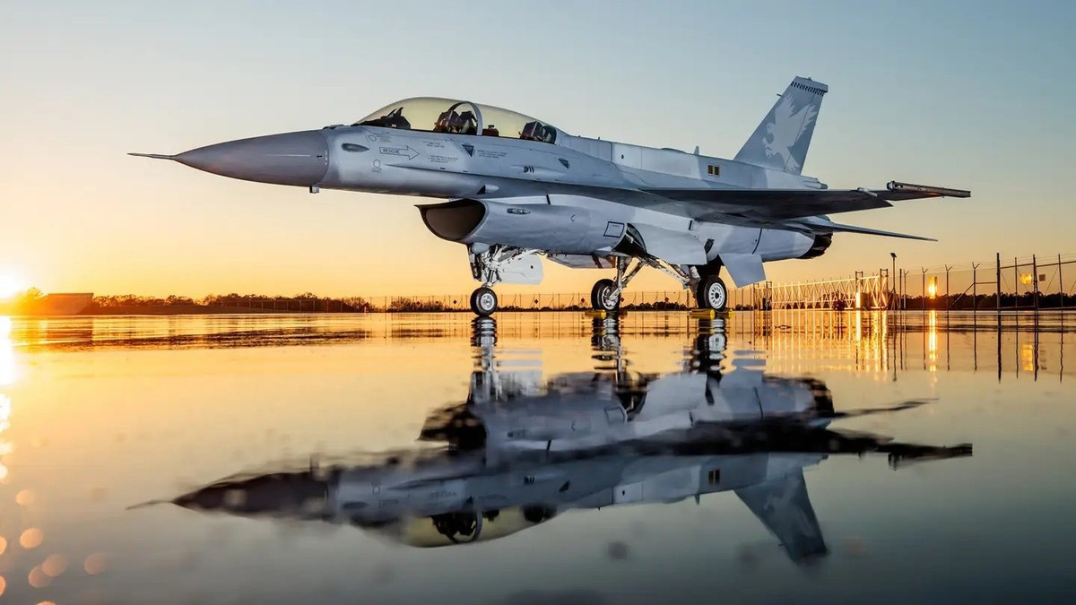 Mặc dù đã cũ, nhưng F-16 vẫn là một nền tảng đáng gờm nhờ được nâng cấp liên tục. Các máy bay F-16 hiện đại tự hào khi có bộ tác chiến điện tử được cải tiến, hệ thống chỉ thị gắn trên mũ bay và khả năng tương thích với các loại vũ khí chính xác mới nhất.