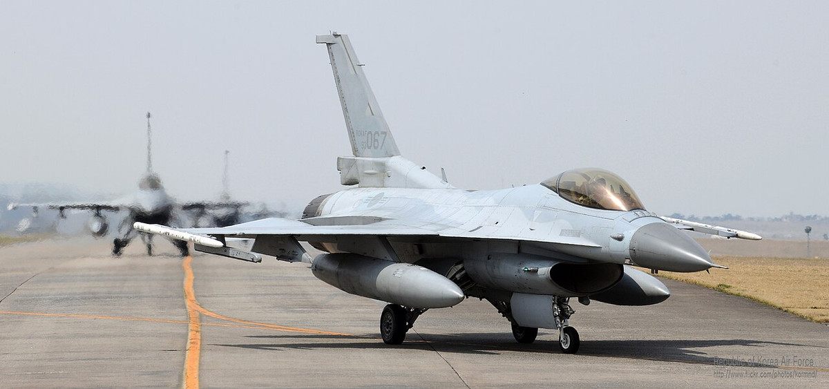 Máy bay chiến đấu F-16C/D là công cụ đắc lực của Không quân Mỹ kể từ khi được đưa vào sử dụng vào cuối những năm 1970. Được thiết kế bởi Lockheed Martin, F-16 là máy bay phản lực một động cơ, nổi tiếng về sự nhanh nhẹn, tính linh hoạt và hiệu quả về chi phí.