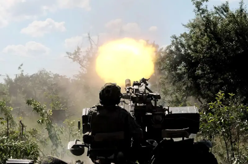 Tại Toretsk, một khu vực nằm xa hơn về phía nam của thành phố, quân đội Nga đã kiểm soát 99% khu đô thị, chỉ còn lại hai khu mỏ ở vùng ngoại ô phía bắc. Trong đó, khu công nghiệp của mỏ ở phía bắc đã bị quân Nga chiếm hơn một nửa. Quân đội Ukraine đang cố gắng sử dụng xe tăng và máy bay không người lái để đẩy lùi bộ binh Nga ra khỏi các nhà xưởng lớn. Ảnh: Top War