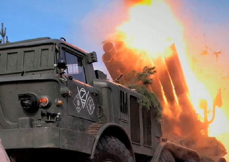 Điểm khác biệt là, các đợt tiến công của bộ binh Nga không diễn ra dày đặc, mặc dù họ tiến lên theo từng đợt nhưng không theo kiểu sóng người. Bộ binh Nga sẽ tấn công với sự hỗ trợ của máy bay không người lái và pháo binh, đôi khi còn có thêm sự yểm trợ của máy bay chiến đấu và trực thăng. Ảnh: Bộ Quốc phòng Nga