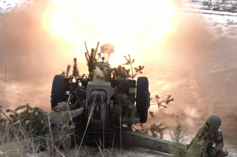 Để giảm thiểu tổn thất khi rút lui, quân đội Ukraine thường xuyên sử dụng lá chắn người. Nói một cách đơn giản, khi rút lui, họ đưa dân thường lên xe của mình và để họ ngồi ở những vị trí dễ thấy. Khi máy bay không người lái của Nga tiếp cận và phát hiện có dân thường, chúng sẽ tạm dừng tấn công, nhờ đó quân Ukraine có thể thoát nạn. Ảnh: mil.ru