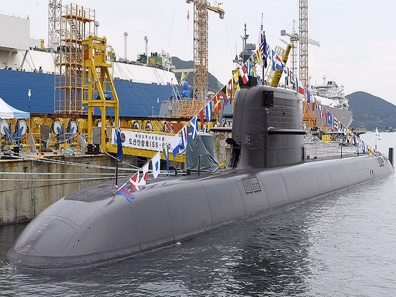 Về phía Hàn Quốc, đề xuất của Hanwha Ocean mở rộng ra ngoài phạm vi tàu ngầm, giải quyết cả nhu cầu hoạt động của nên công nghiệp Ba Lan. Hanwha cũng cam kết thành lập một trung tâm bảo dưỡng, sửa chữa và đại tu tại Ba Lan, được hỗ trợ bởi việc chuyển giao công nghệ cho các công ty địa phương.