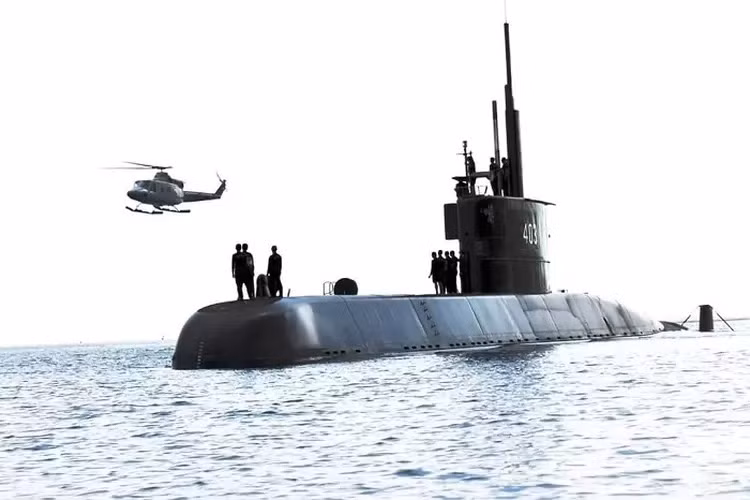 Hơn thế nữa, tàu ngầm KSS-III Batch 2 còn có 10 ống phóng thẳng đứng, một đặc điểm hiếm thấy ở tàu ngầm phi hạt nhân. Những vũ khí này cho phép tấn công các mục tiêu trên bộ và trên biển từ khoảng cách hàng trăm dặm, mang lại cho Ba Lan tầm với chiến lược chưa từng có trong lịch sử hải quân của nước này.