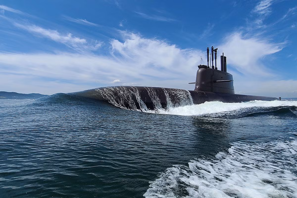 KSS-III Batch 2, còn được gọi là lớp Dosan Ahn Changho, đại diện cho đỉnh cao của công nghệ tàu ngầm Hàn Quốc. Tàu ngầm này là nền tảng cho nỗ lực hiện đại hóa của Hải quân Hàn Quốc. KSS-III dài 89,3 mét và rộng 9,6 mét, lớn hơn nhiều tàu ngầm hoạt động ở Biển Baltic nhưng đủ linh hoạt để hoạt động trong vùng nước nông của khu vực. Ảnh Reuter