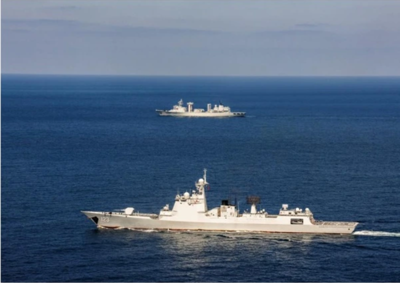 Trong tương lai, PLAN sẽ tiếp tục tăng cường số lượng tàu sân bay, mở rộng các căn cứ quân sự ở nước ngoài và triển khai tàu chiến đến các điểm nóng chiến lược. Nhiều chuyên gia cho rằng trong vòng 10-15 năm tới, hải quân Trung Quốc có thể đạt đến mức độ ngang bằng với Hải quân Mỹ về số lượng, dù vẫn còn một khoảng cách đáng kể về kinh nghiệm chiến đấu, khả năng phối hợp tác chiến và công nghệ tàu sân bay. Ảnh: China Military