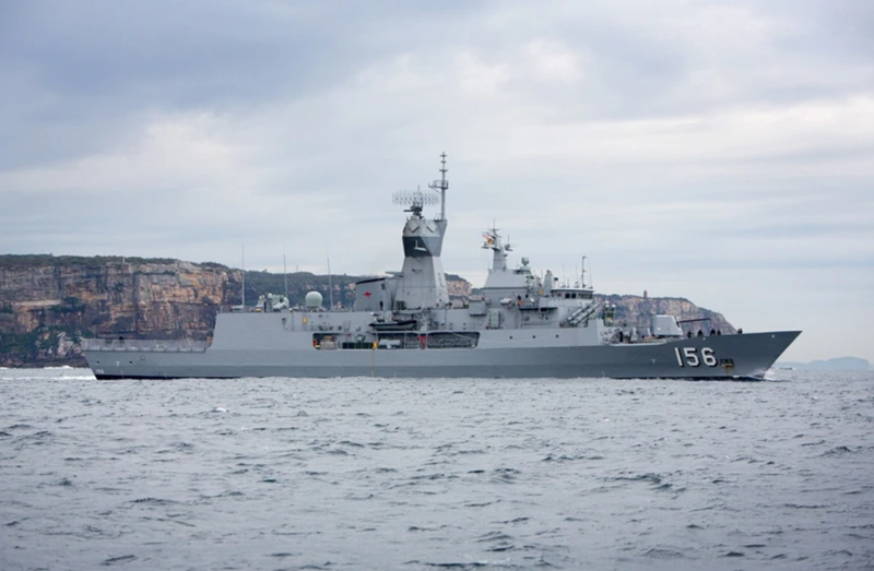 Theo báo cáo từ quân đội Australia, cuộc diễn tập này đã buộc một số chuyến bay thương mại phải đổi hướng, đồng thời khiến giới chức quốc phòng nước này lên tiếng phản đối. Bộ trưởng Quốc phòng Australia Richard Marles phát biểu: “Hành động này của Trung Quốc là một tín hiệu đáng lo ngại. Chúng tôi đang theo dõi sát sao các hoạt động quân sự trong khu vực và sẽ phối hợp chặt chẽ với đồng minh để đảm bảo an ninh quốc gia”. Ảnh: Hải quân Hoàng gia Úc