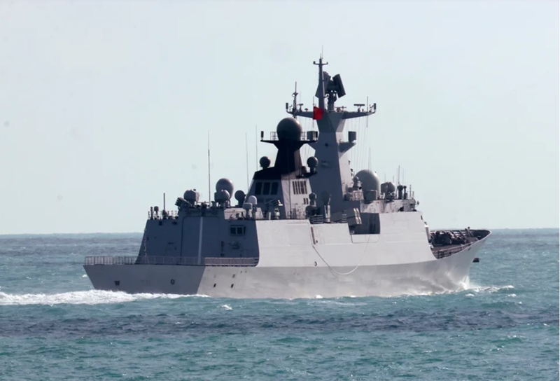 Gần đây, một tàu khu trục tàng hình Type 055 của PLAN đã áp sát vùng biển phía đông Australia, tham gia vào một cuộc diễn tập bắn đạn thật. Đây là một trong những tàu chiến tiên tiến nhất của Trung Quốc, được trang bị hệ thống radar hiện đại và khả năng tấn công tầm xa, cho phép hoạt động hiệu quả trong các chiến dịch xa bờ. Ảnh: Lực lượng phòng vệ Australia