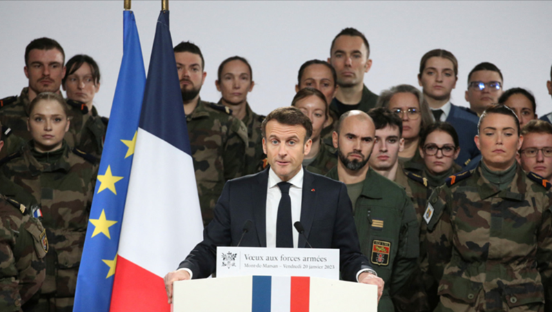 Ông Macron nhấn mạnh NATO phụ thuộc quá mức vào vũ khí Mỹ và kêu gọi các quốc gia châu Âu phát triển công nghiệp quốc phòng nội địa. Những tuyên bố này được đưa ra trong bối cảnh châu Âu chịu áp lực ngày càng lớn trong việc đa dạng hóa chuỗi cung ứng quân sự, đặc biệt khi chính sách đối ngoại của Mỹ dưới thời Tổng thống Donald Trump tiềm ẩn nhiều bất ổn. Ảnh: Reuters