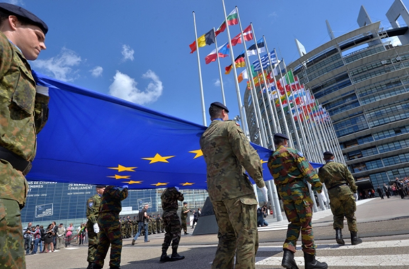 Bản kế hoạch mới được công bố trước hội nghị thượng đỉnh EU. Tại cuộc họp khẩn cấp ngày 6/3, lãnh đạo EU thông qua đề xuất nới lỏng hạn chế ngân sách và tạo ra gói vay 150 tỷ euro cho các dự án quốc phòng. Các công ty quốc phòng từ Mỹ, Anh và Thổ Nhĩ Kỳ bị loại khỏi chương trình vay trừ khi chính phủ của họ ký thỏa thuận an ninh với EU. Ảnh: Getty Images