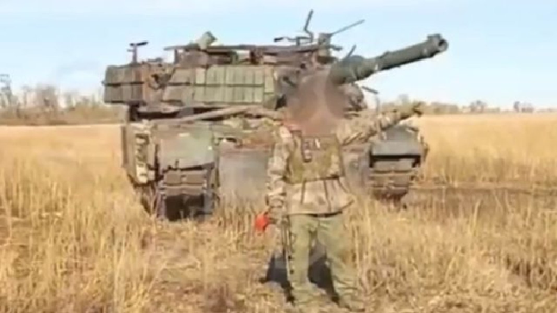 Chiến đấu quyết liệt và thường xuyên tấn công, Lữ đoàn Cơ giới 47 nhiều lần buộc phải bỏ lại các xe tăng Abrams bị hư hại tại khu vực không người giữa chiến tuyến ở Kursk, khiến việc thu hồi những phương tiện trị giá hàng triệu USD trở nên khó khăn. Vì vậy, không có gì ngạc nhiên khi trong lúc rút khỏi Kursk, lữ đoàn này tiếp tục để lại một chiếc Abrams hư hỏng khác, và Nga đã chiếm được nó. Ảnh: Bộ Quốc phòng Nga