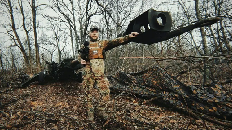 Khẩu pháo bị Nga thu giữ trong chiến dịch tái chiếm Kursk có thể là chiếc M777 đầu tiên rơi vào tay họ trong tình trạng nguyên vẹn. Tổng cộng, Ukraine đã mất khoảng 500 xe quân sự và trang thiết bị hạng nặng tại Kursk, trong khi Nga tổn thất khoảng 600. Ảnh: Forbes