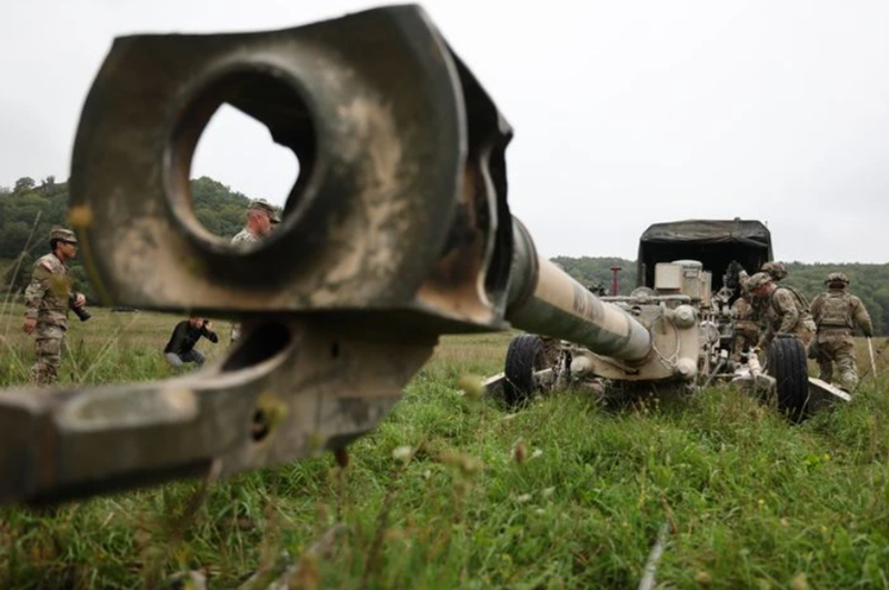 Tuy nhiên, việc sử dụng rộng rãi khiến chúng trở thành mục tiêu hàng đầu của hỏa lực phản pháo Nga. Trong 37 tháng giao tranh khốc liệt, đỉnh điểm là trận chiến tại Kursk, Ukraine đã mất ít nhất 55 khẩu M777. Ảnh: ANNA